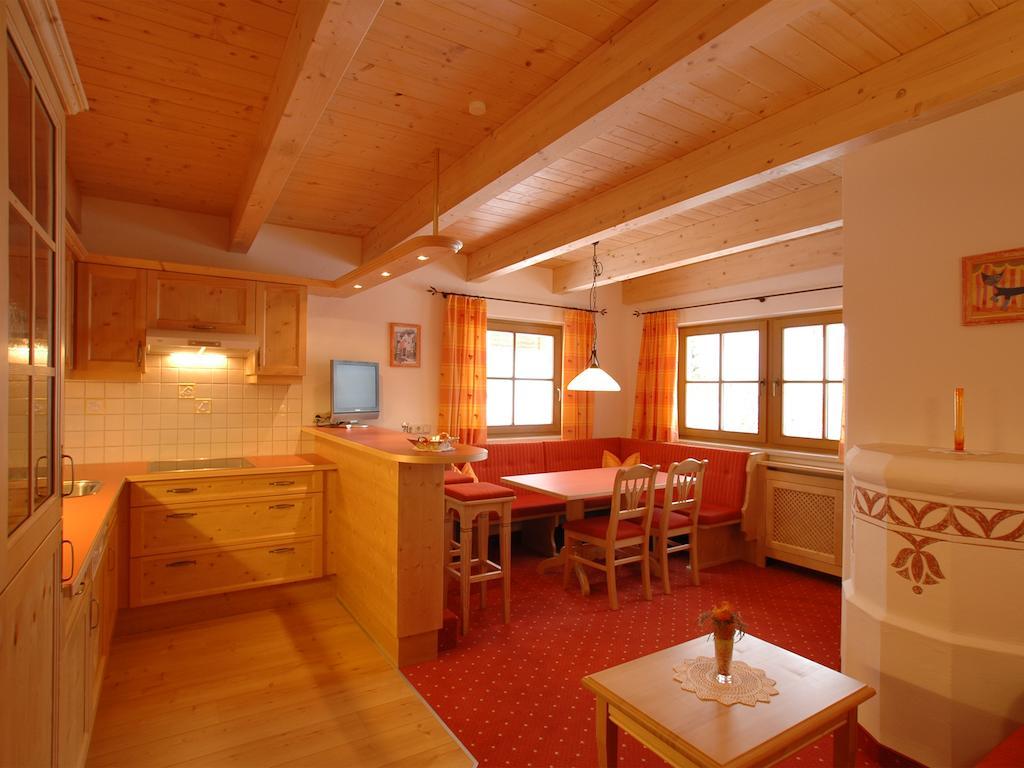 Hotel Garni Romantika Serfaus Habitación foto